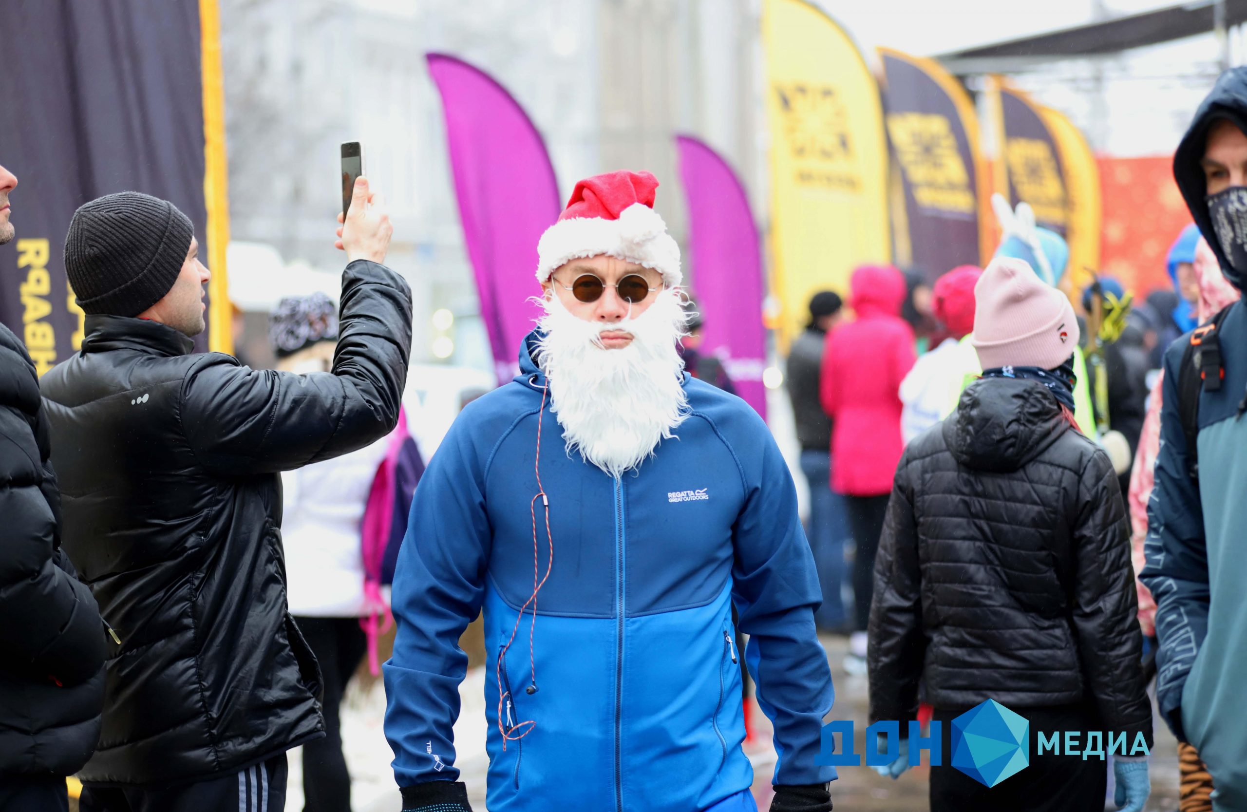 Массовый новогодний забег прошел 1 января в Ростове. Показываем яркие образы участников