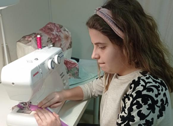 В стиле киберпанк: дизайнер организовала детскую швейную мастерскую в Ростове