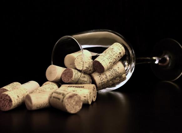 Не прожили бы и пол жизни: академик развеял миф о пользе красного вина