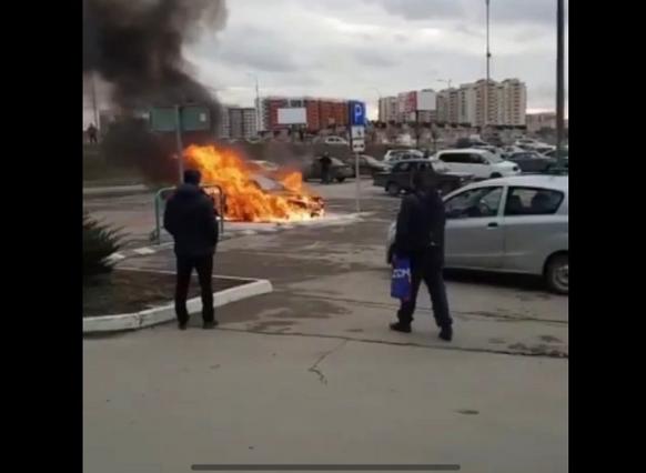 В Ростове рядом со строительным магазином на Северном сгорела иномарка