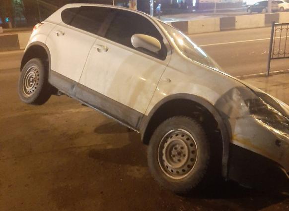 Водитель колядовал: ростовчане комментируют провалившийся в канаву на Штахановского автомобиль