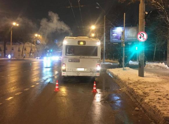 В Ростове автобус врезался в легковушку