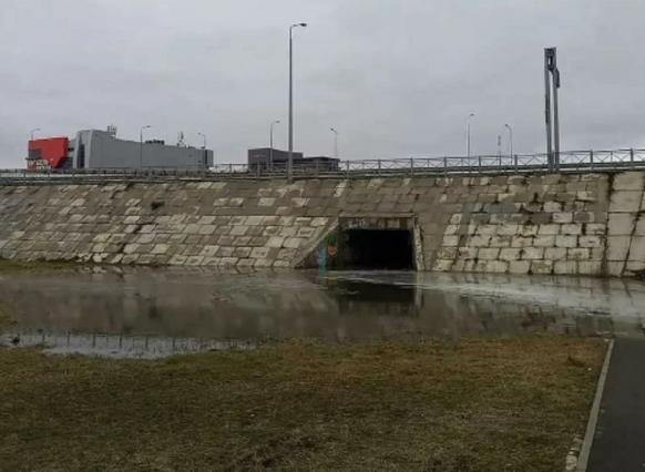 «Какая большая ливневка»: в Ростове затопило переход на гребной канал