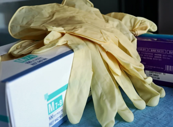 Без толку: Роспотребнадзор исключил перчатки из списка мер борьбы с коронавирусом
